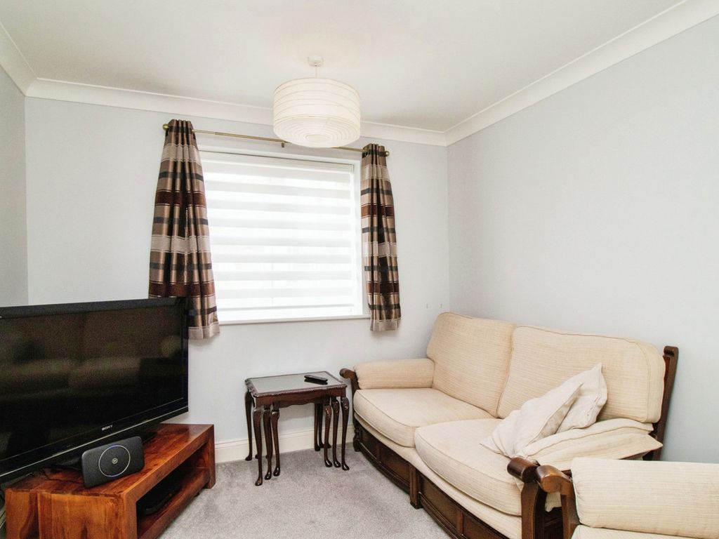 1 bed flat for sale in Ferry Road, Hockley SS5, £200,000
