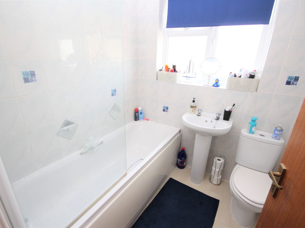 1 bed flat for sale in Alma Road, Winton, Bournemouth BH9, £165,000