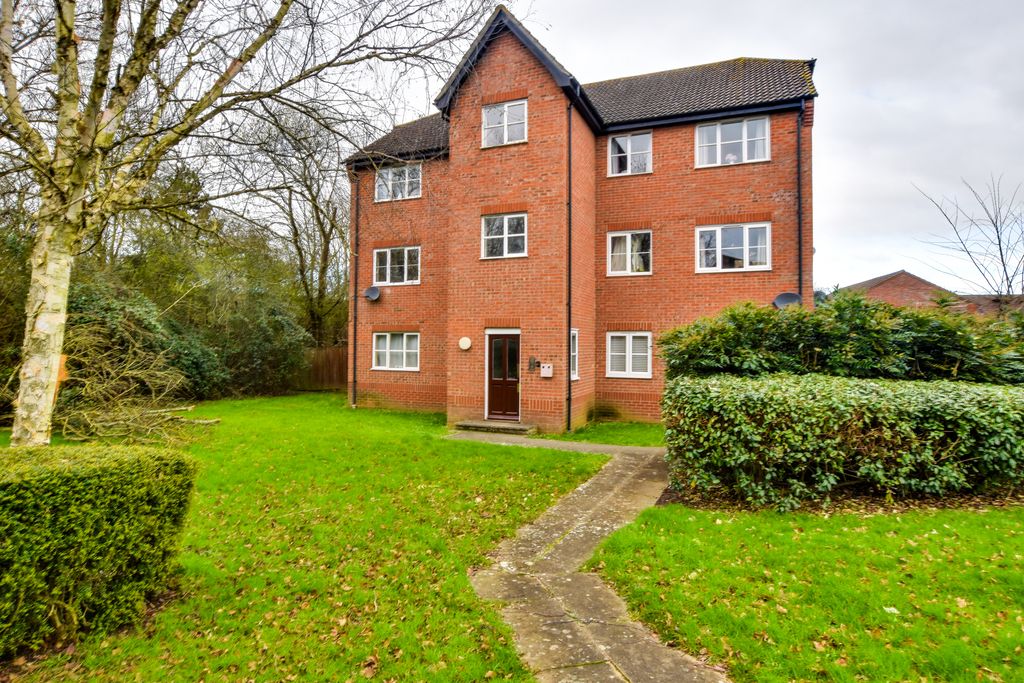 2 bed flat for sale in Elder Field, Great Notley, Braintree CM77, £175,000