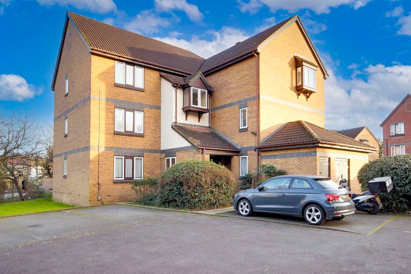 2 bed flat for sale in Swaythling Close, London N18, £265,000
