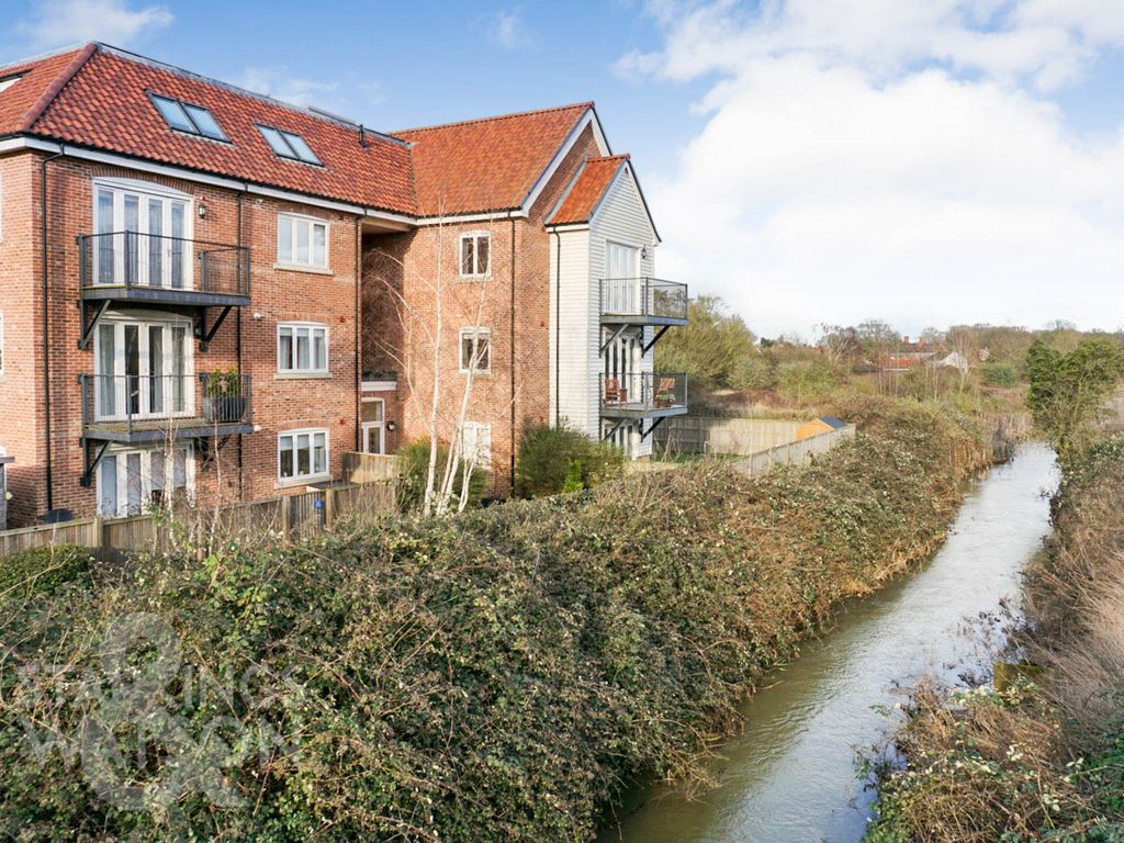 2 bed flat for sale in Waterside Drive, Ditchingham, Bungay NR35, £195,000