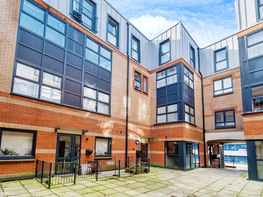 1 bed flat for sale in Back Of The Walls, Southampton SO14, £170,000