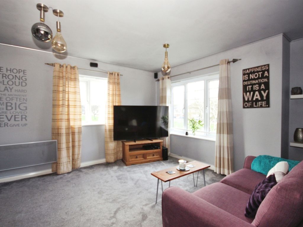 2 bed flat for sale in Shakespeare Gardens, Rugby CV22, £160,000