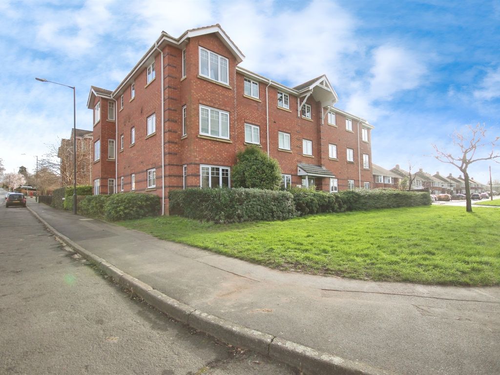 2 bed flat for sale in Shakespeare Gardens, Rugby CV22, £160,000
