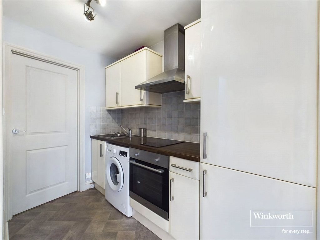 1 bed flat for sale in High Street, Wargrave, Berkshire RG10, £225,000
