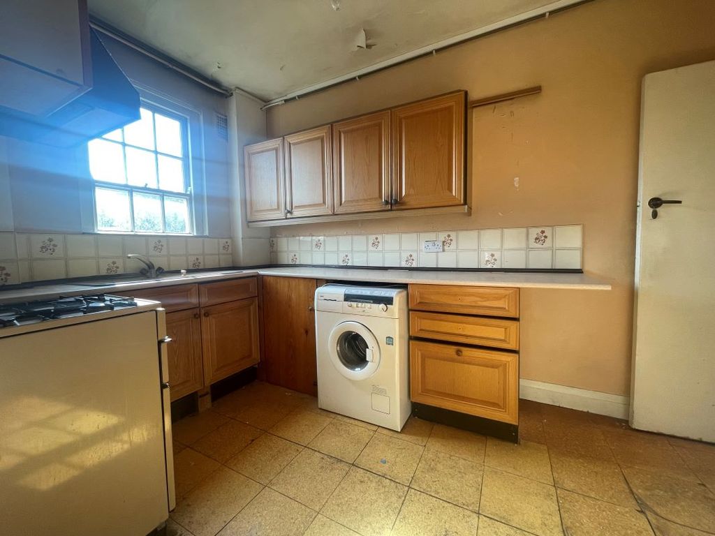 2 bed flat for sale in Flat 19 Brampton Court, Brampton Grove, Hendon, London NW4, £120,000