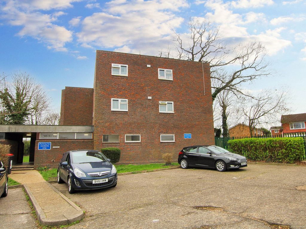 1 bed flat for sale in Southend Road, Wickford SS11, £170,000