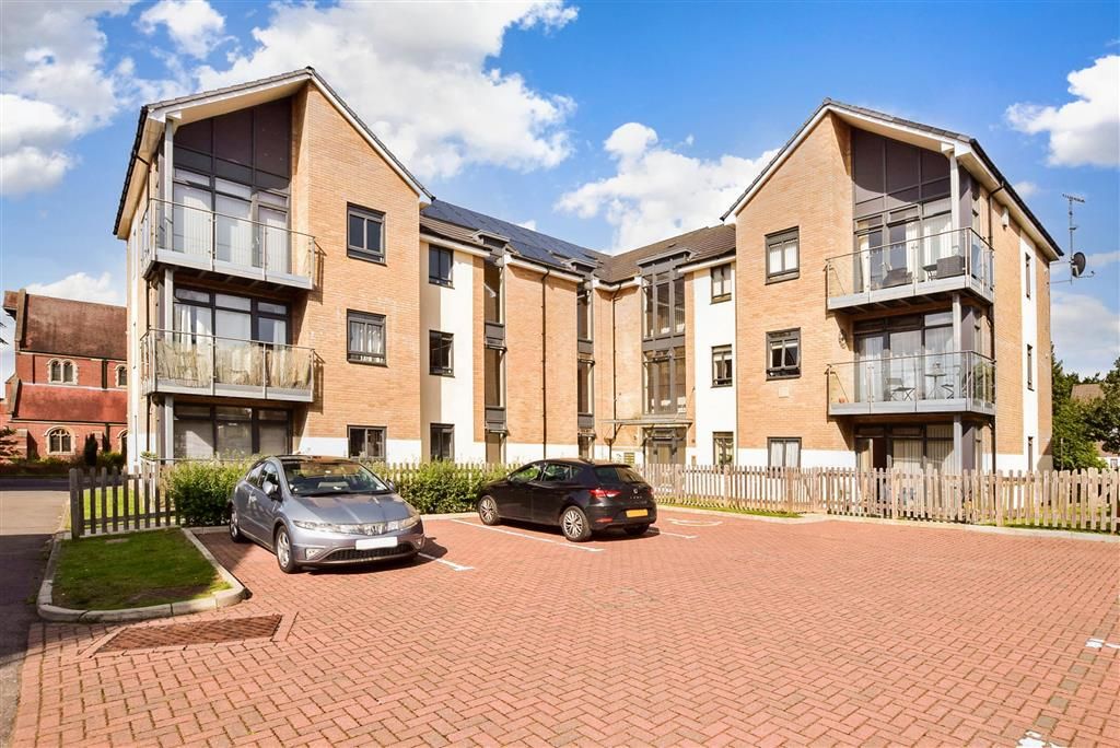 1 bed flat for sale in Carlton Road, Redhill, Surrey RH1, £165,500