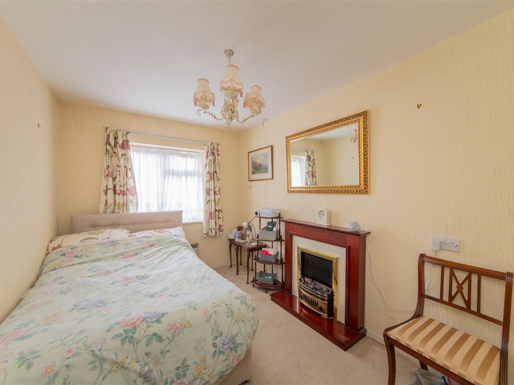 2 bed flat for sale in Church Road, Hendon, London NW4, £265,000