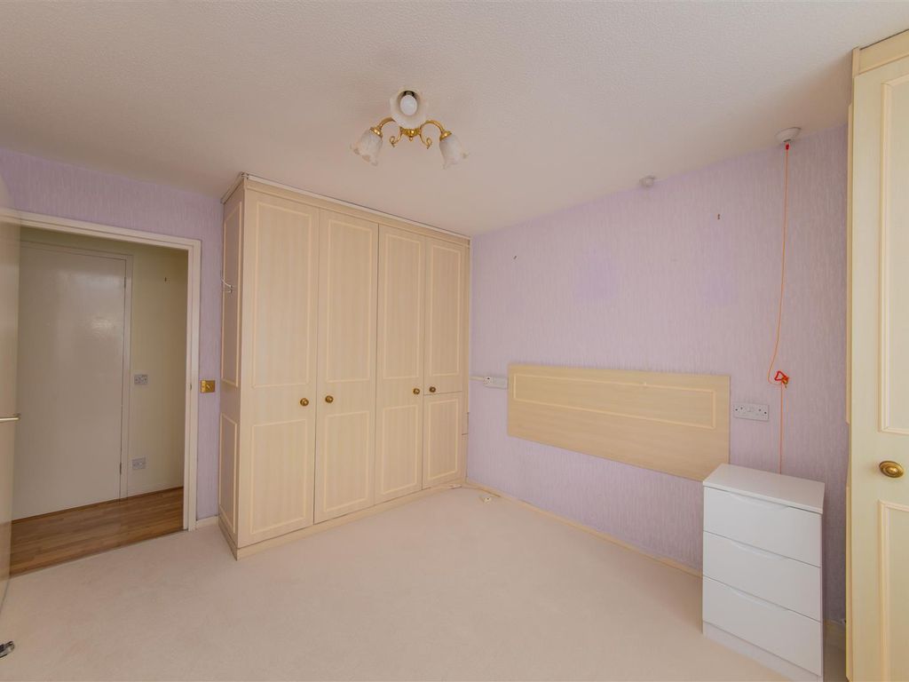 2 bed flat for sale in Church Road, Hendon, London NW4, £265,000