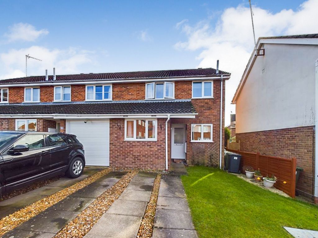 3 bed end terrace house for sale in Elm Way, Sawtry, Huntingdon. PE28, £250,000