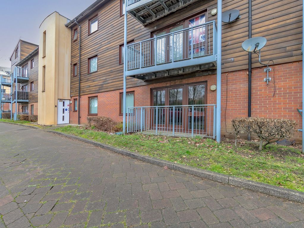 2 bed flat for sale in Staverton Grove, Broughton MK10, £225,000