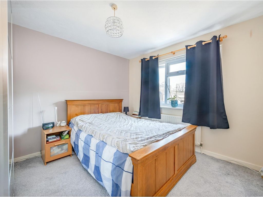 2 bed maisonette for sale in Knowle Drive, Copthorne, Crawley RH10, £200,000