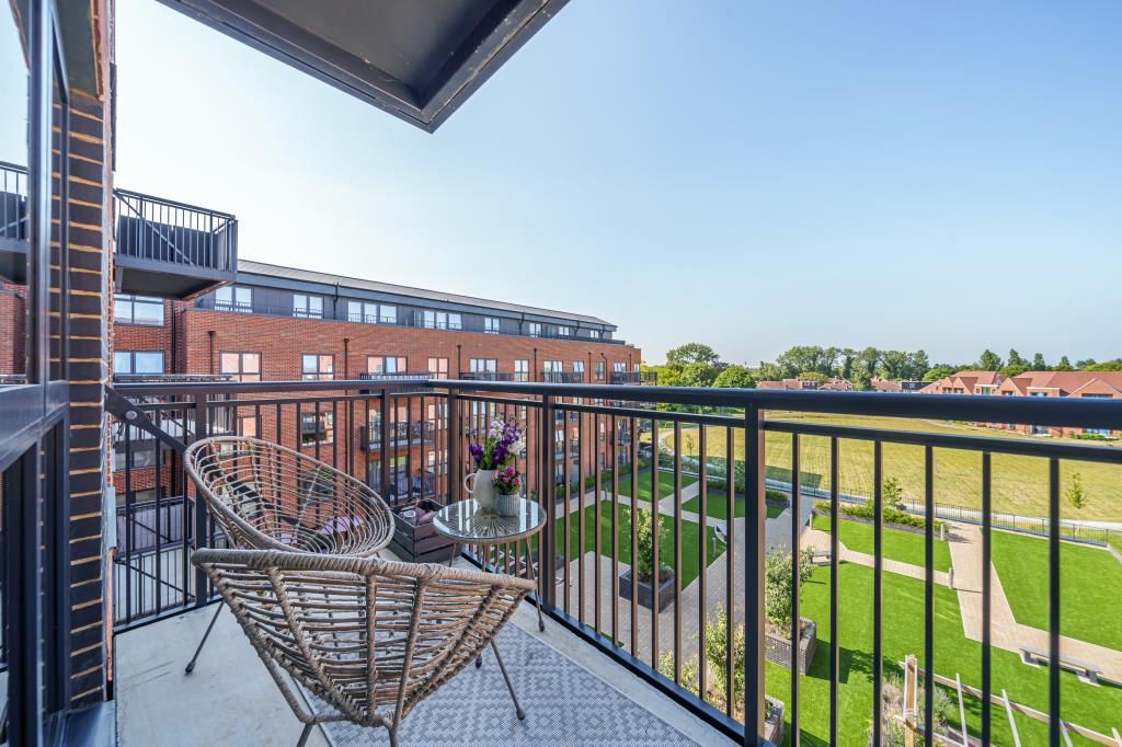 1 bed flat for sale in Ashford, Surrey TW15, £140,000