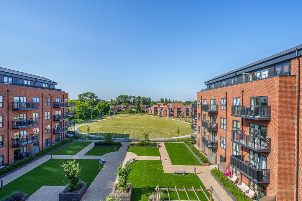 1 bed flat for sale in Ashford, Surrey TW15, £280,000