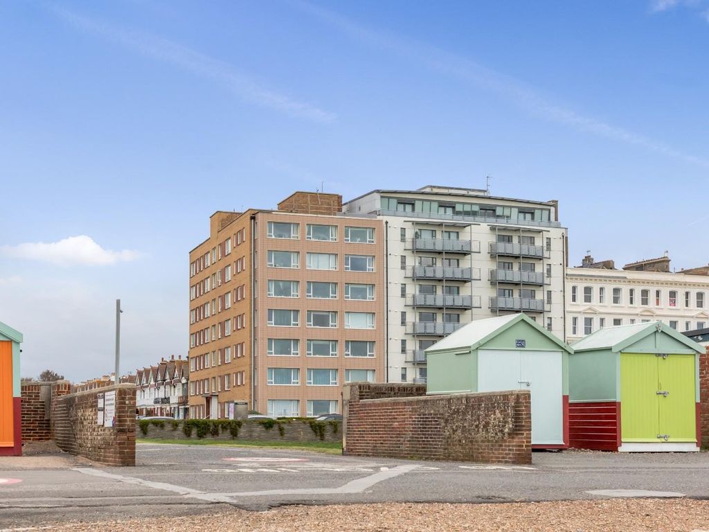 1 bed flat for sale in Kingsway, Hove BN3, £250,000