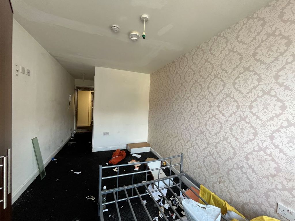 1 bed flat for sale in Grammar School Street, Bradford BD1, £5,000