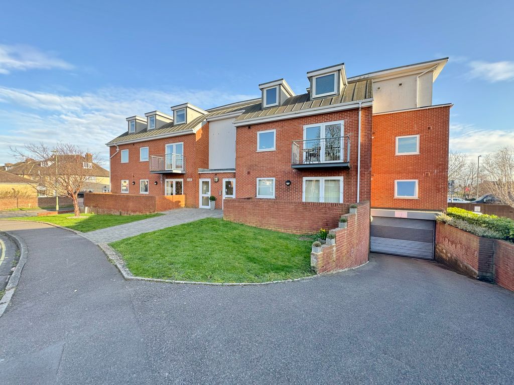 1 bed flat for sale in Elmhurst Road, Fareham PO16, £180,000