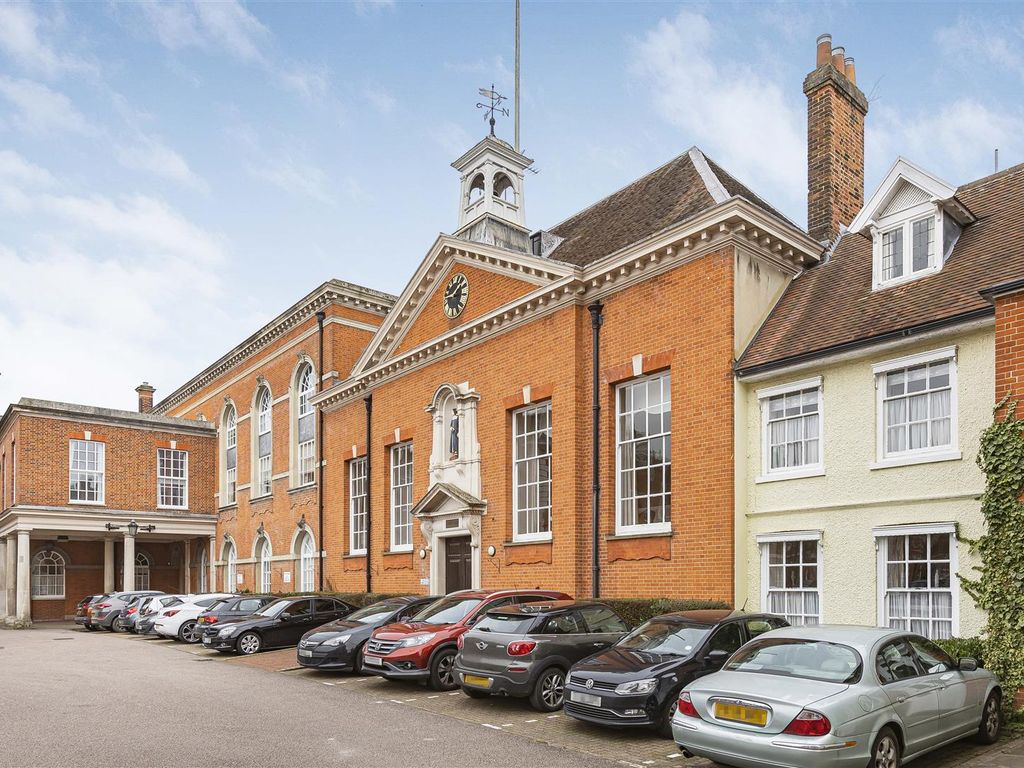 2 bed flat for sale in Chauncy Court, Hertford SG14, £180,000