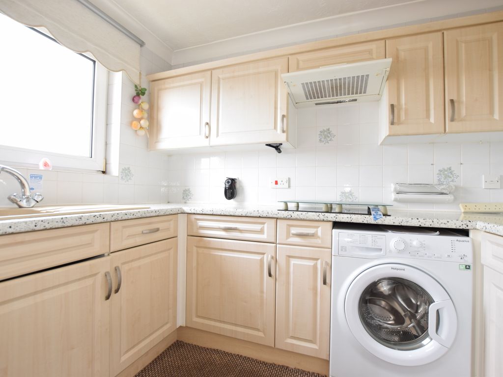 2 bed flat for sale in Clifton Drive North, Lytham St. Annes FY8, £84,950
