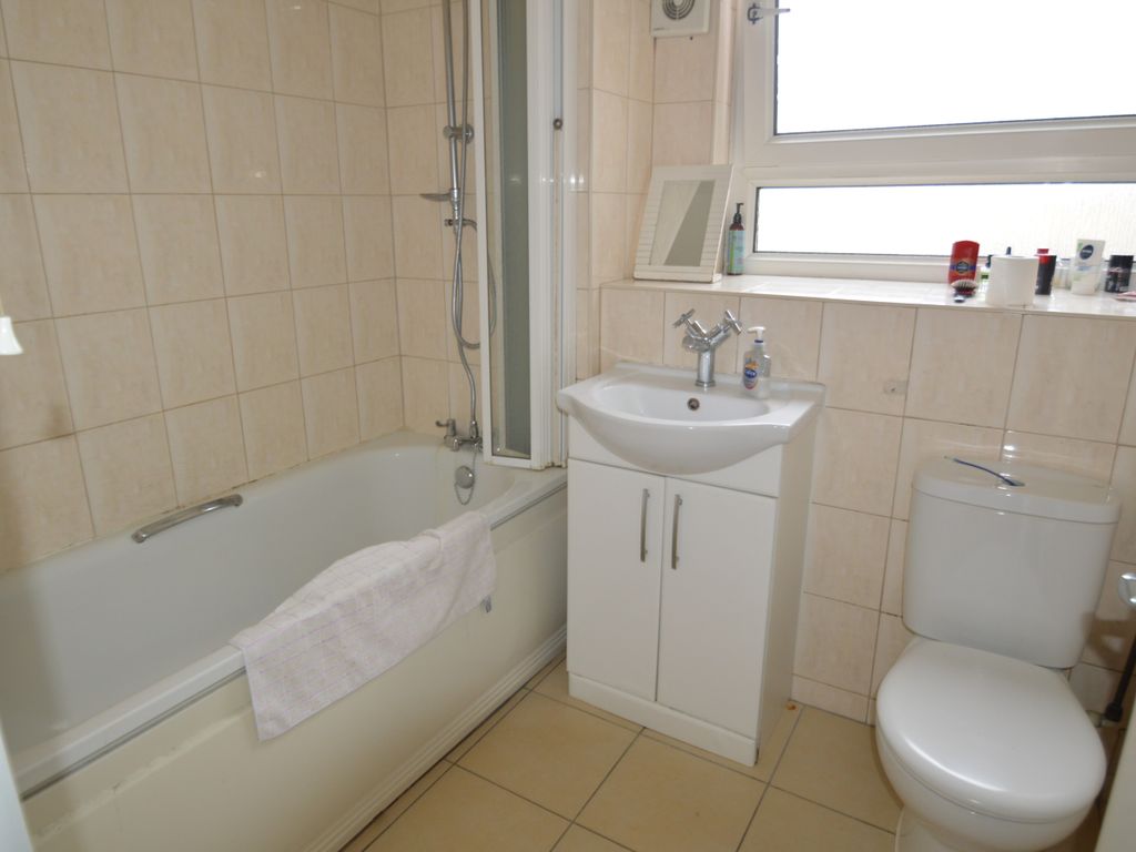 1 bed flat for sale in Plumstead High Street, London SE18, £209,995