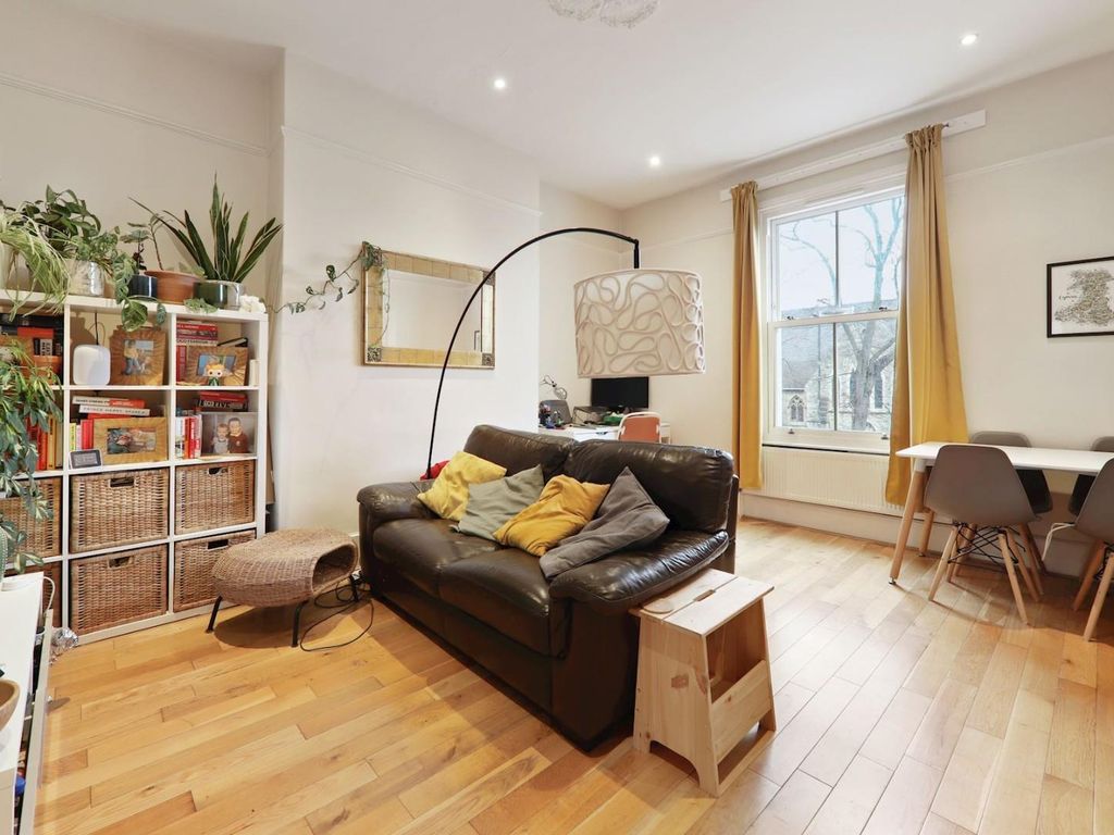 1 bed flat for sale in High Street, Penge, Londonb SE20, £275,000