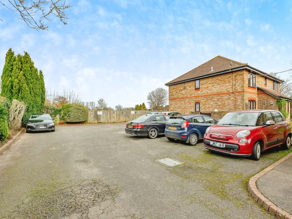 1 bed flat for sale in St. Christophers, High Street, Lingfield RH7, £130,000