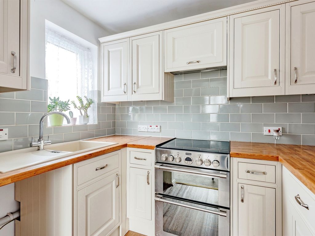 1 bed flat for sale in St. Christophers, High Street, Lingfield RH7, £130,000