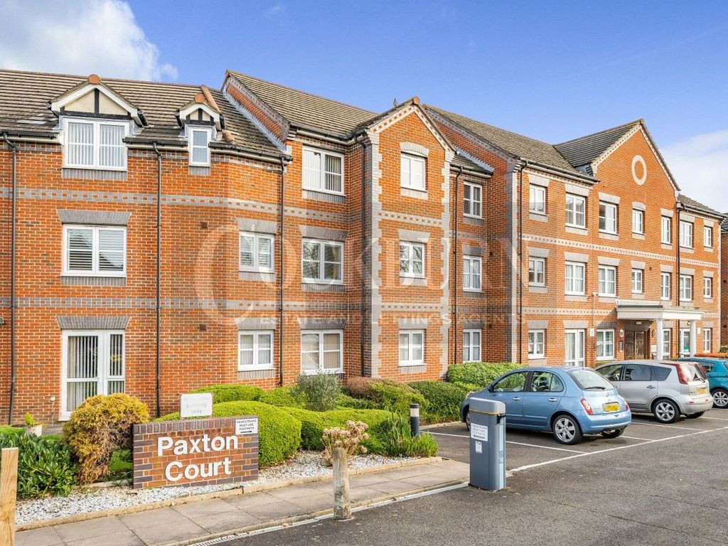 2 bed flat for sale in Paxton Court, Marvels Lane SE12, £225,000