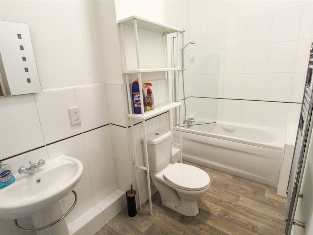 2 bed flat for sale in Salisbury Close, Crewe, Cheshire CW2, £130,000