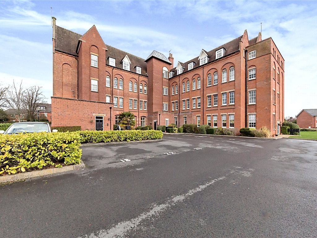 2 bed flat for sale in Salisbury Close, Crewe, Cheshire CW2, £130,000