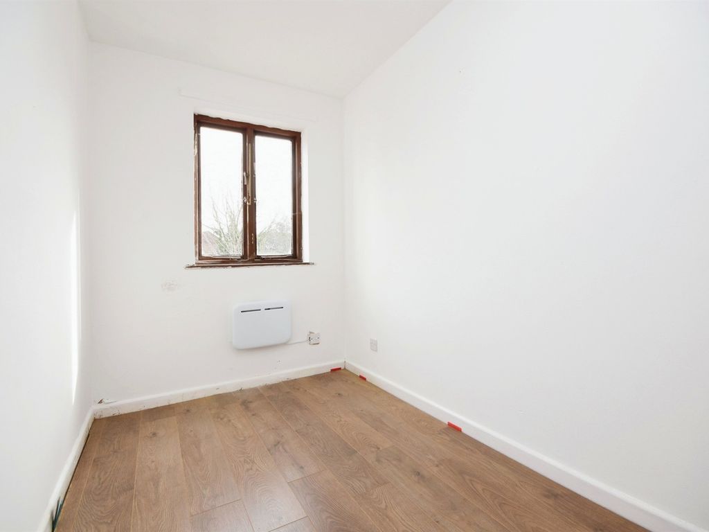 2 bed flat for sale in Mill Court, Braintree CM7, £115,000