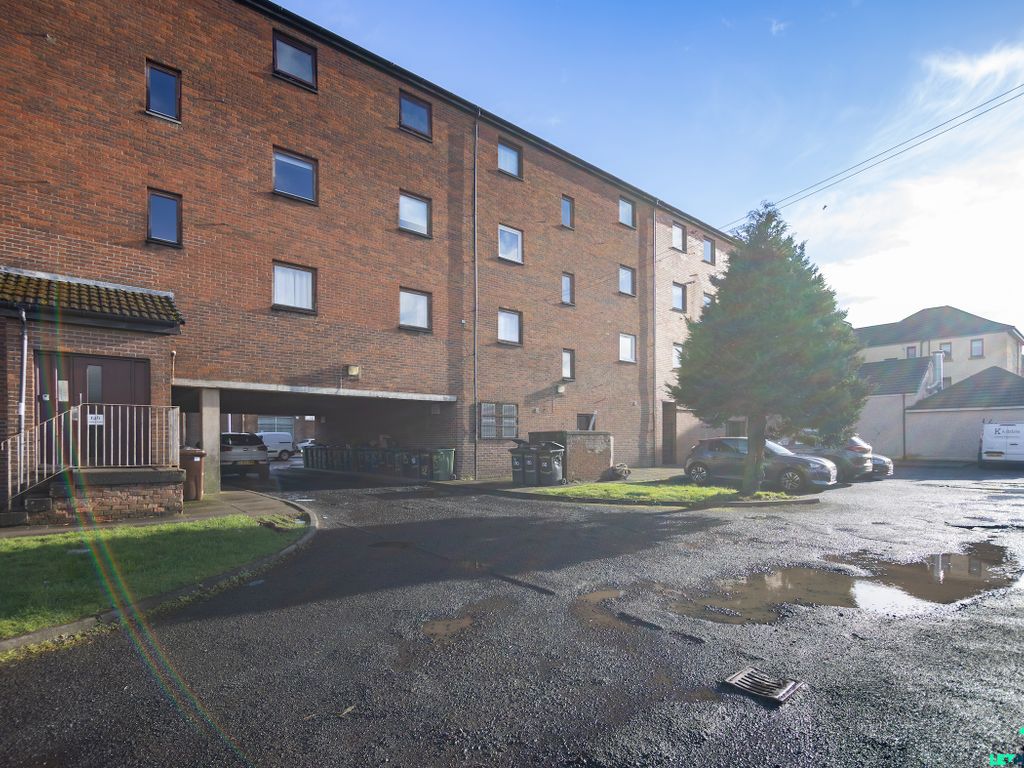 1 bed flat for sale in Paisley Road, Renfrew PA4, £40,000