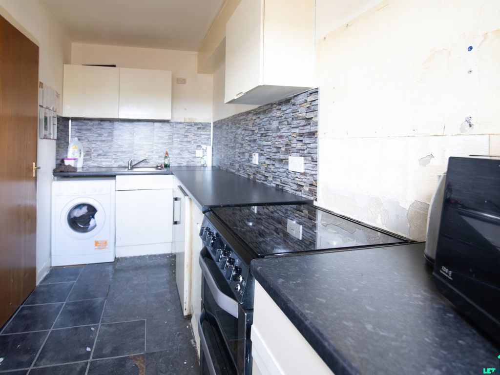 1 bed flat for sale in Paisley Road, Renfrew PA4, £40,000