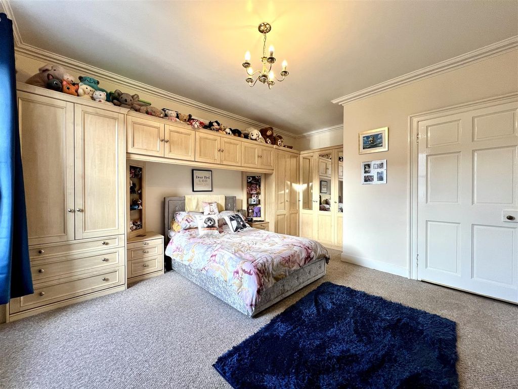 2 bed flat for sale in Westport, Lanark ML11, £99,995
