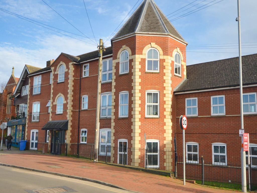 2 bed flat for sale in Station Road, Desborough NN14, £125,000