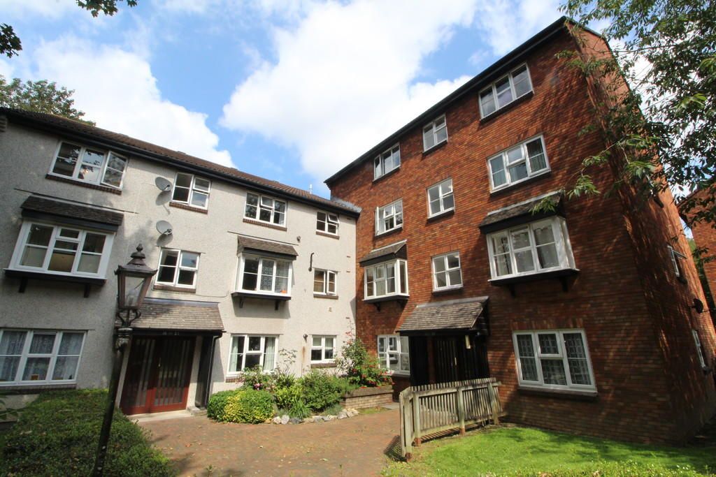 1 bed flat for sale in Springfield Road, Poole BH14, £125,000