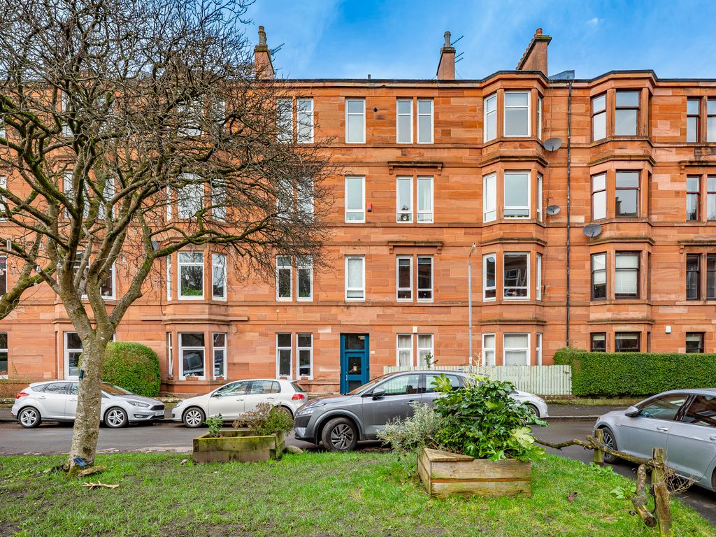 2 bed flat for sale in Arundel Drive, Battlefield, Glasgow G42, £225,000