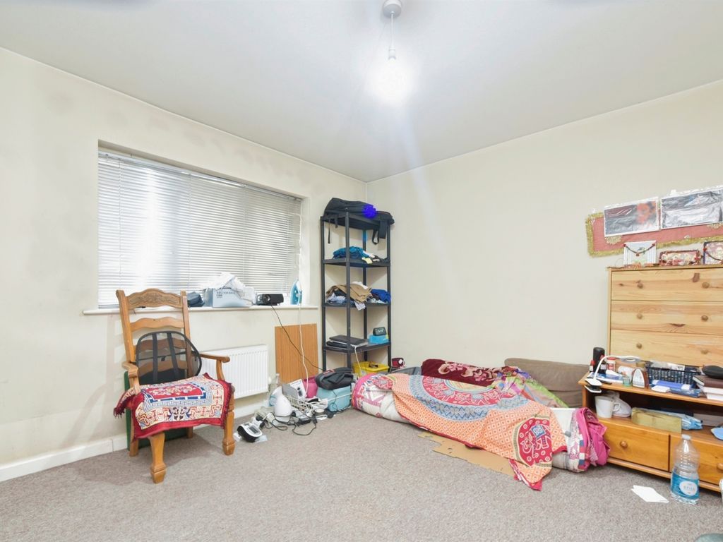 2 bed flat for sale in County Road, Swindon SN1, £140,000