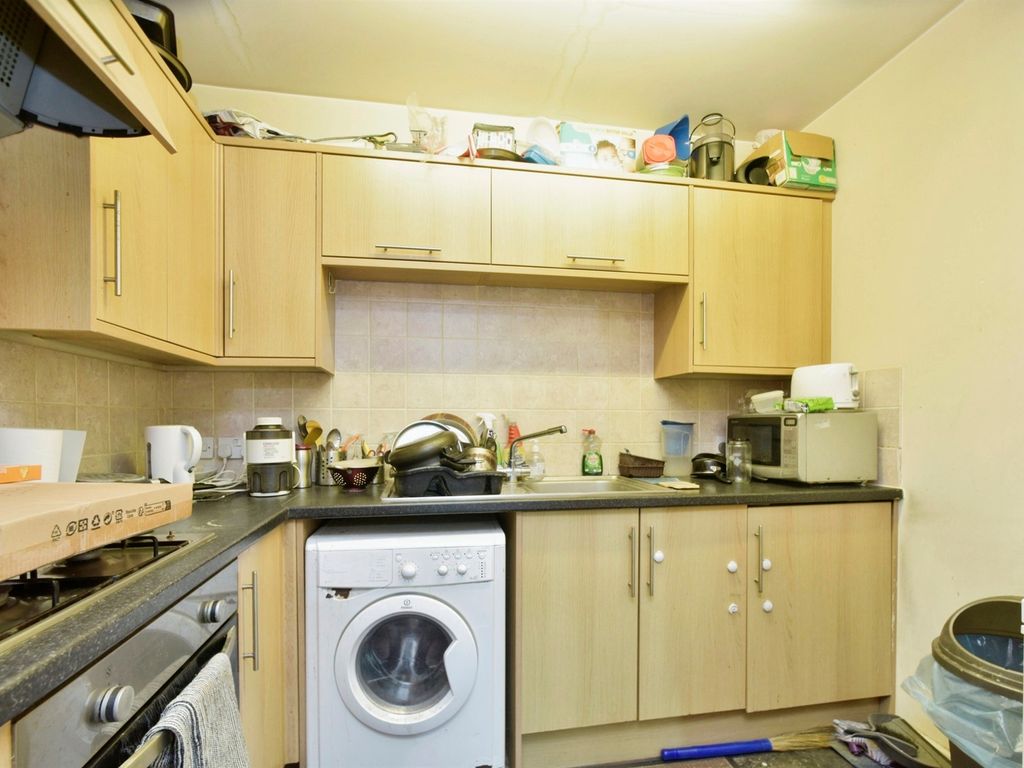 2 bed flat for sale in County Road, Swindon SN1, £140,000