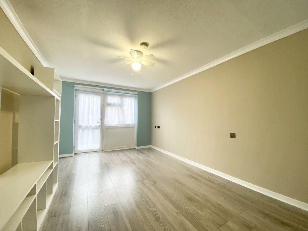 1 bed flat for sale in Hucknall Close, Romford RM3, £190,000