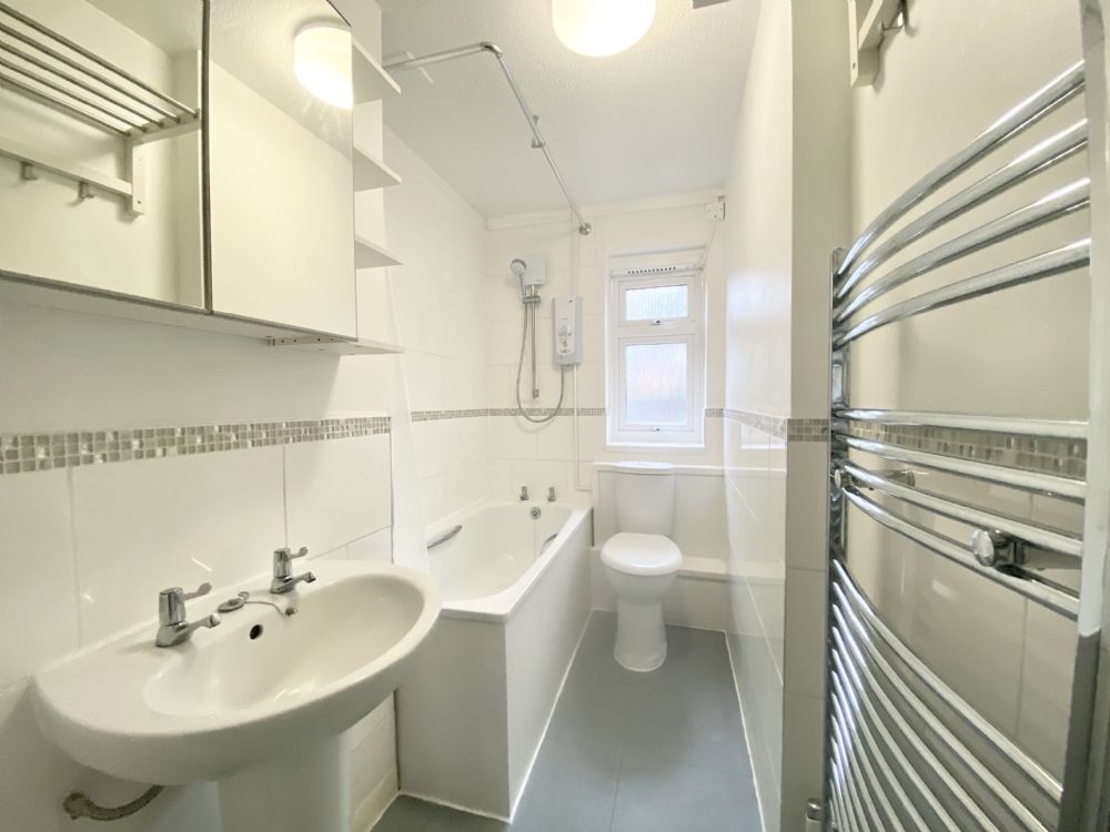1 bed flat for sale in Hucknall Close, Romford RM3, £190,000