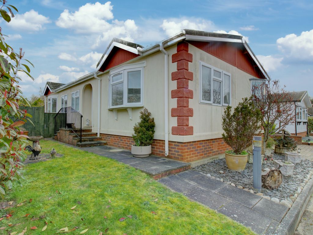 3 bed mobile/park home for sale in Roof Of The World Caravan Park, Boxhill Road, Tadworth KT20, £250,000