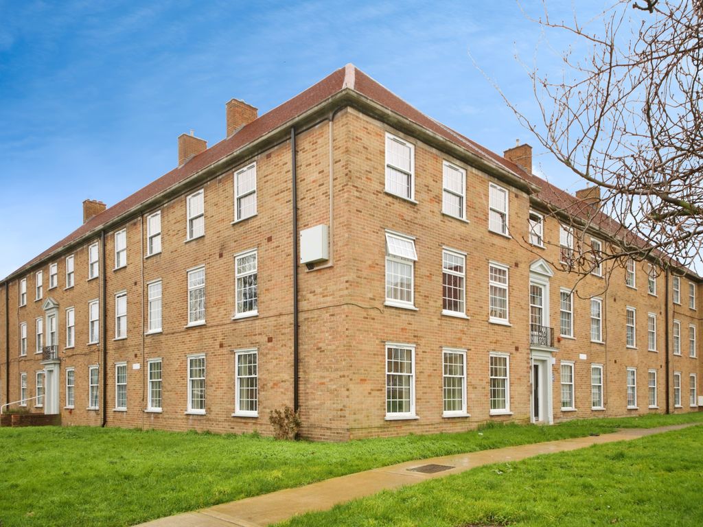 2 bed flat for sale in Manor Court, Enfield EN1, £250,000