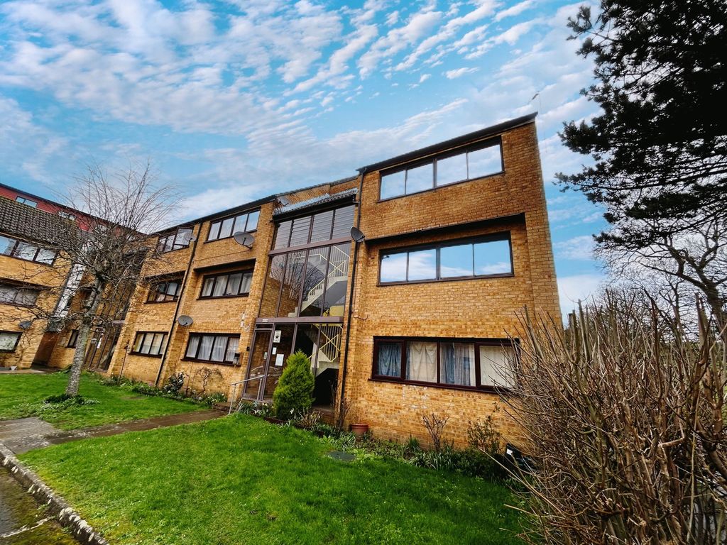 1 bed flat for sale in Ivel Court, Yeovil BA21, £70,000