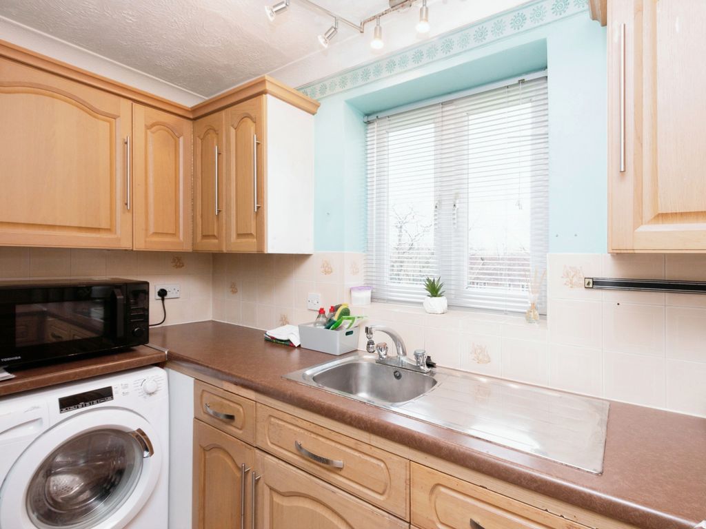 1 bed flat for sale in Thornfield Green, Blackwater GU17, £170,000