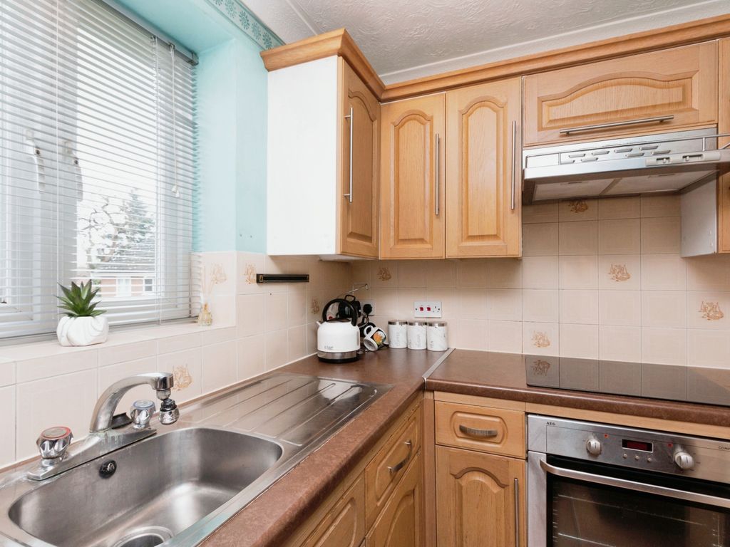1 bed flat for sale in Thornfield Green, Blackwater GU17, £170,000