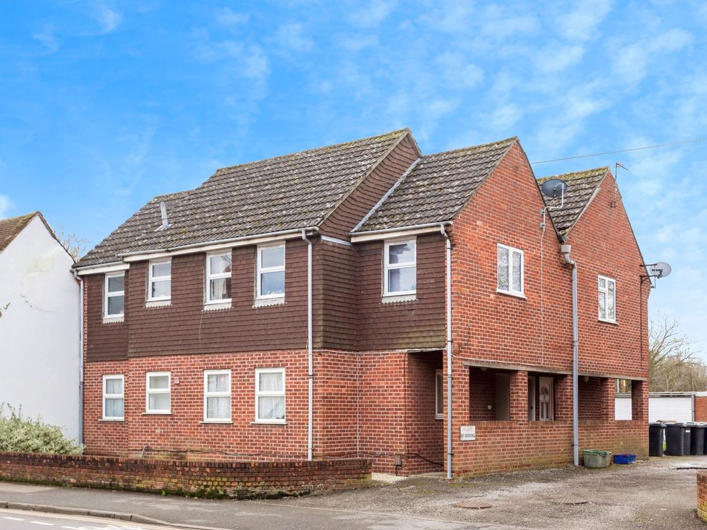 2 bed flat for sale in Chapel Street, Thatcham RG18, £180,000