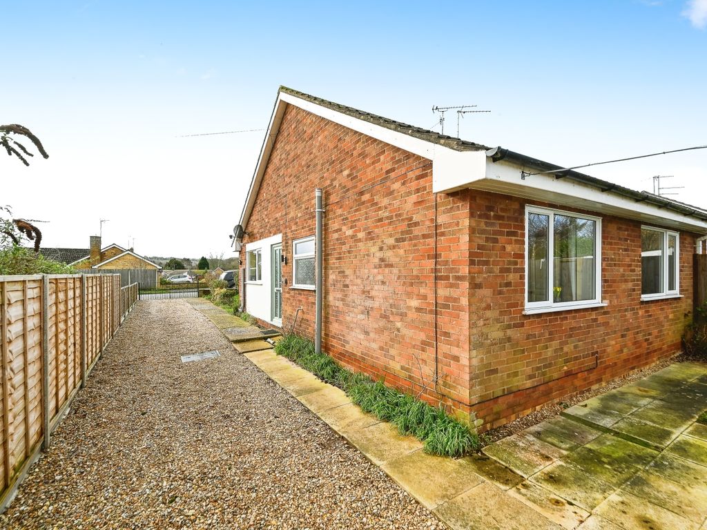 2 bed bungalow for sale in Queen Elizabeth Drive, Dersingham, King's Lynn, Norfolk PE31, £260,000