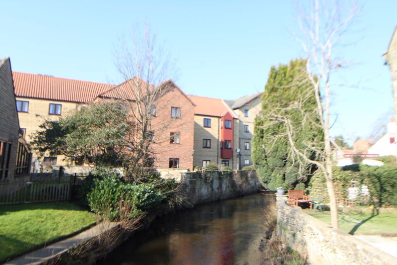 2 bed flat for sale in Potter Hill, Pickering YO18, £105,000